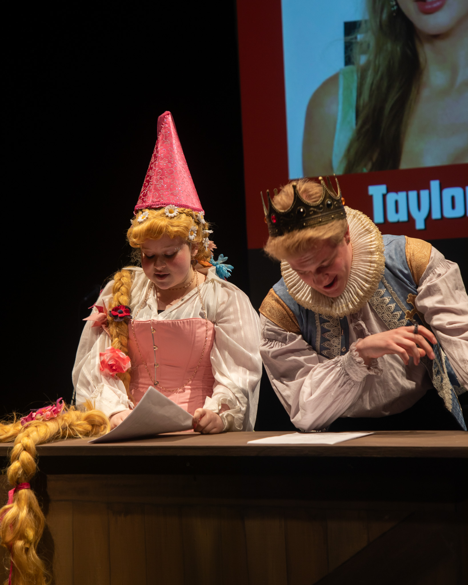 Show photo 1