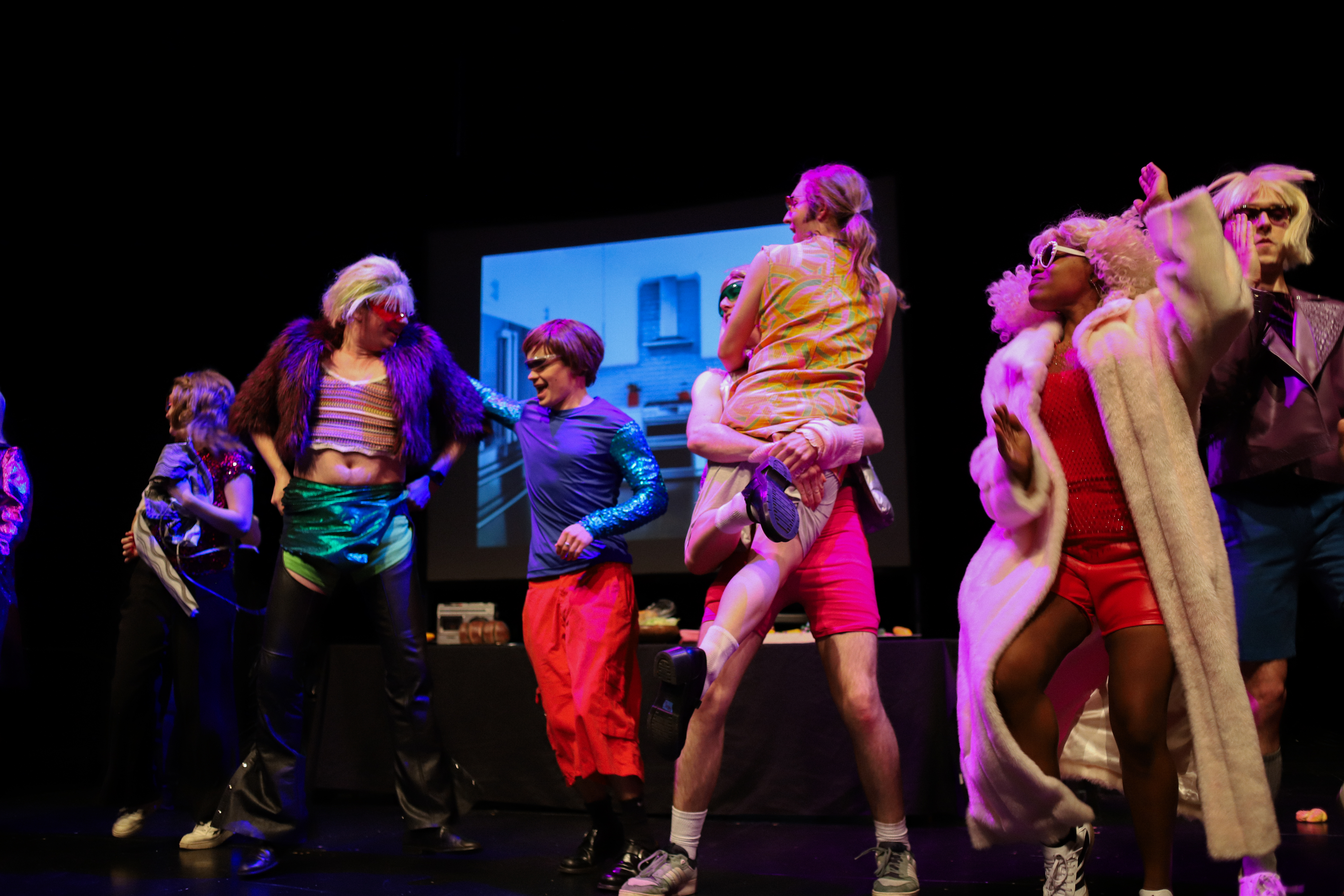 Show photo 9